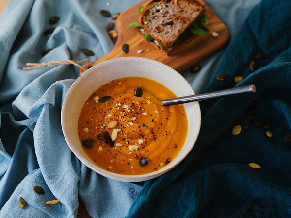 Quels conseils pour réussir une soupe de légumes d'hiver avec une touche de crème fraîche?