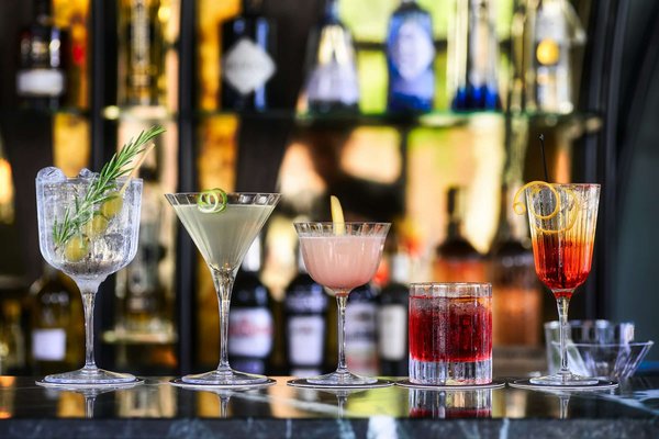 Quelles stratégies pour promouvoir un bar à cocktails utilisant des ingrédients locaux ?